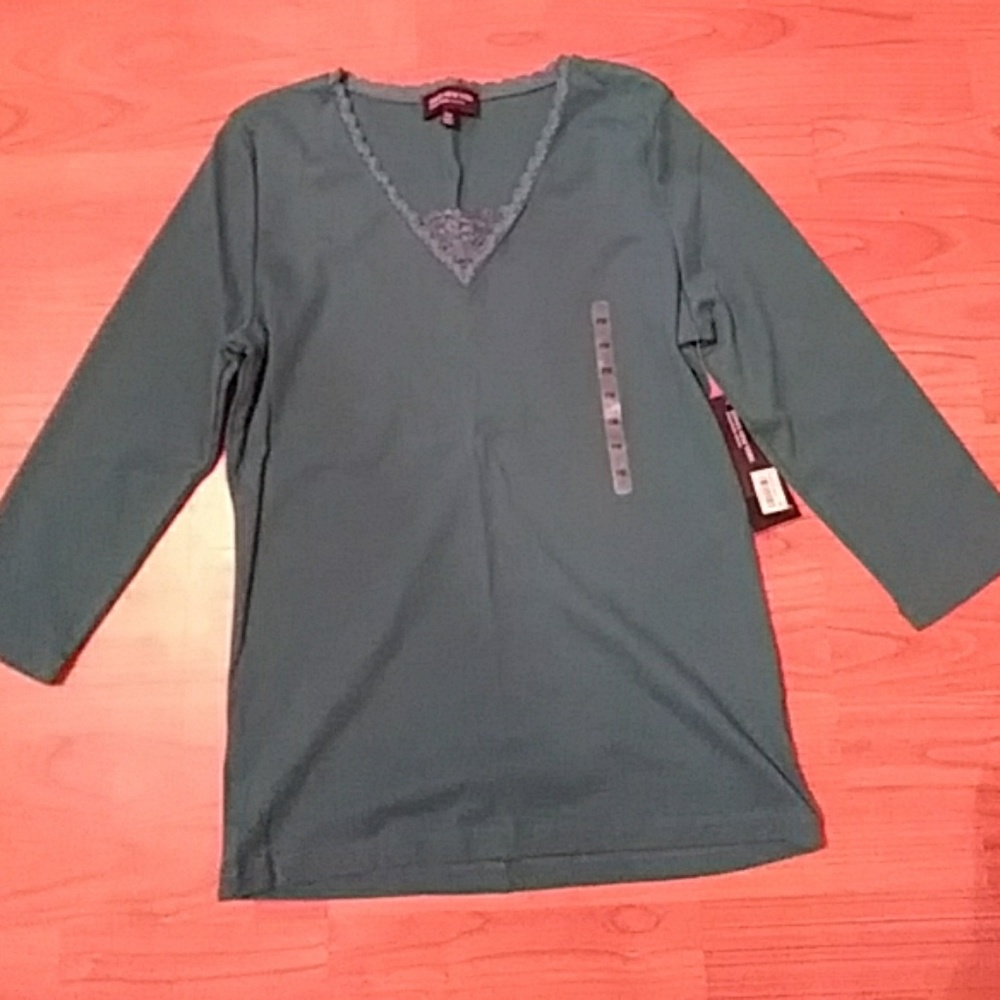 NWT BRAND NEW v-neck tee